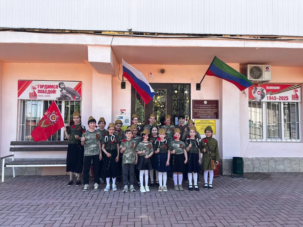 Возложение цветов к обелиску Памяти павшим выпускникам СШ №1 имени М. Горького в ВОВ 1941-1945гг.