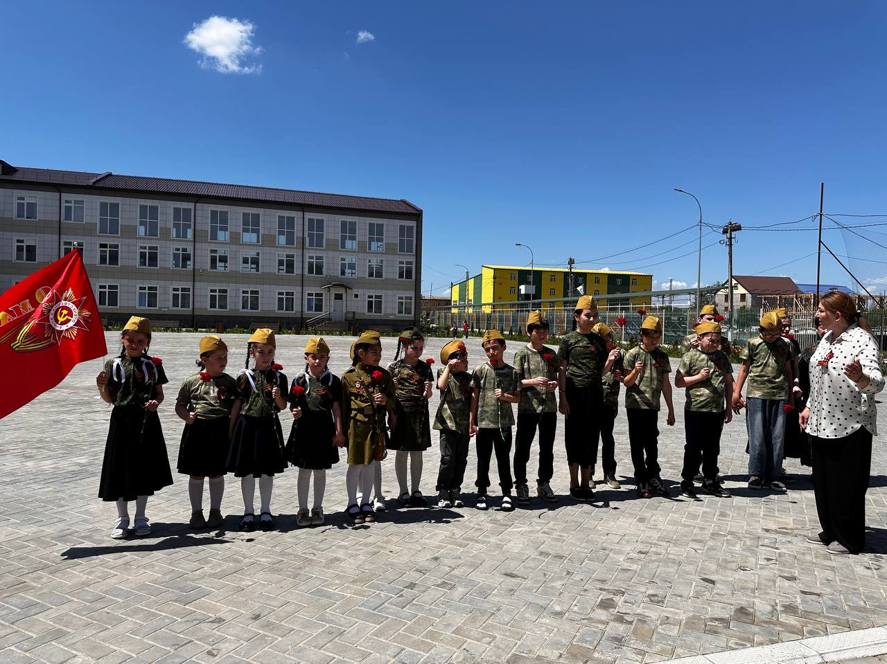 Возложение цветов к обелиску Памяти павшим выпускникам СШ №1 имени М. Горького в ВОВ 1941-1945гг.
