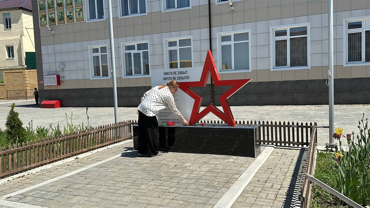 Возложение цветов к обелиску Памяти павшим выпускникам СШ №1 имени М. Горького в ВОВ 1941-1945гг.