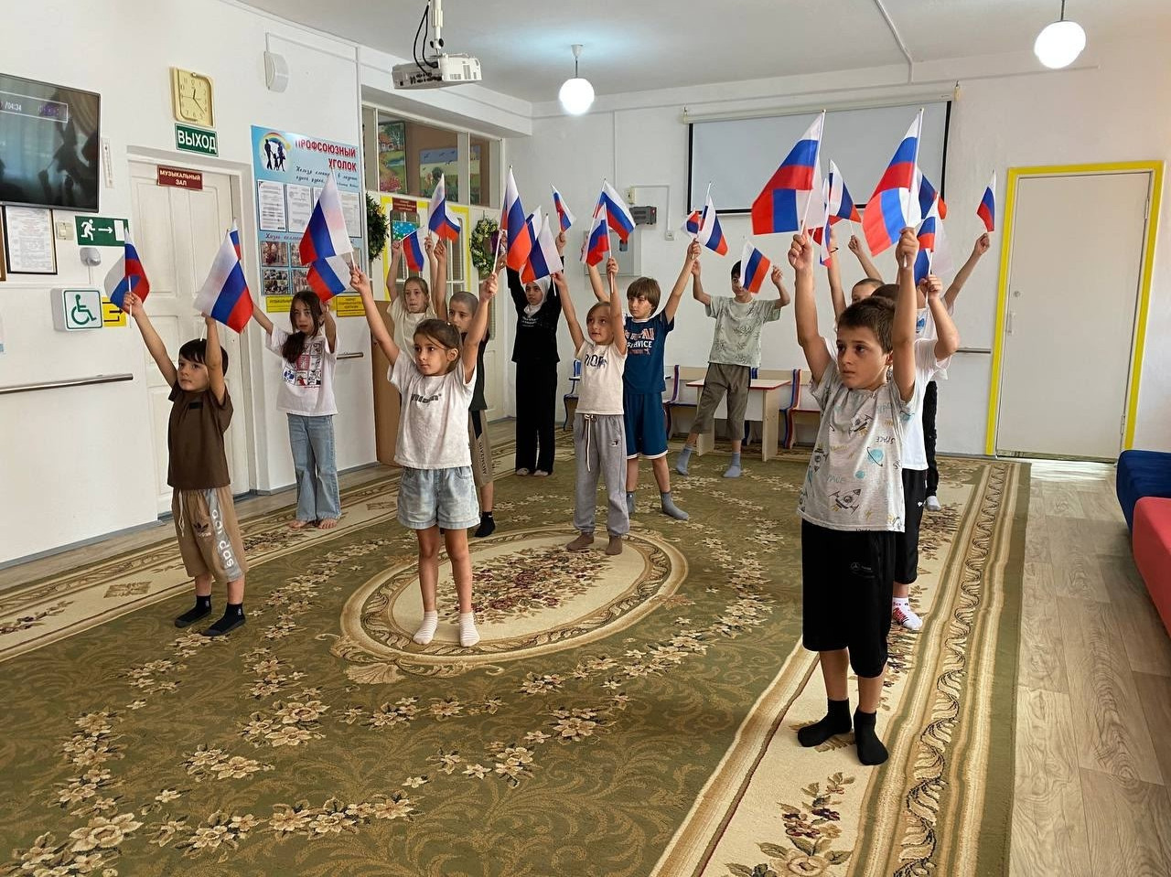 Флешмоб ,приуроченный ко Дню Флага Российской Федерации