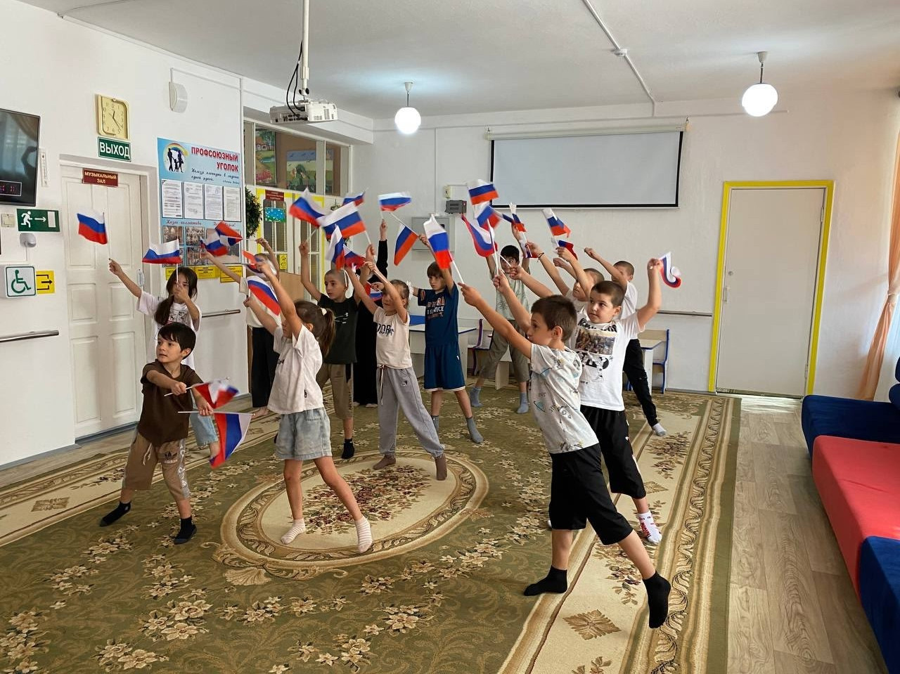 Флешмоб ,приуроченный ко Дню Флага Российской Федерации