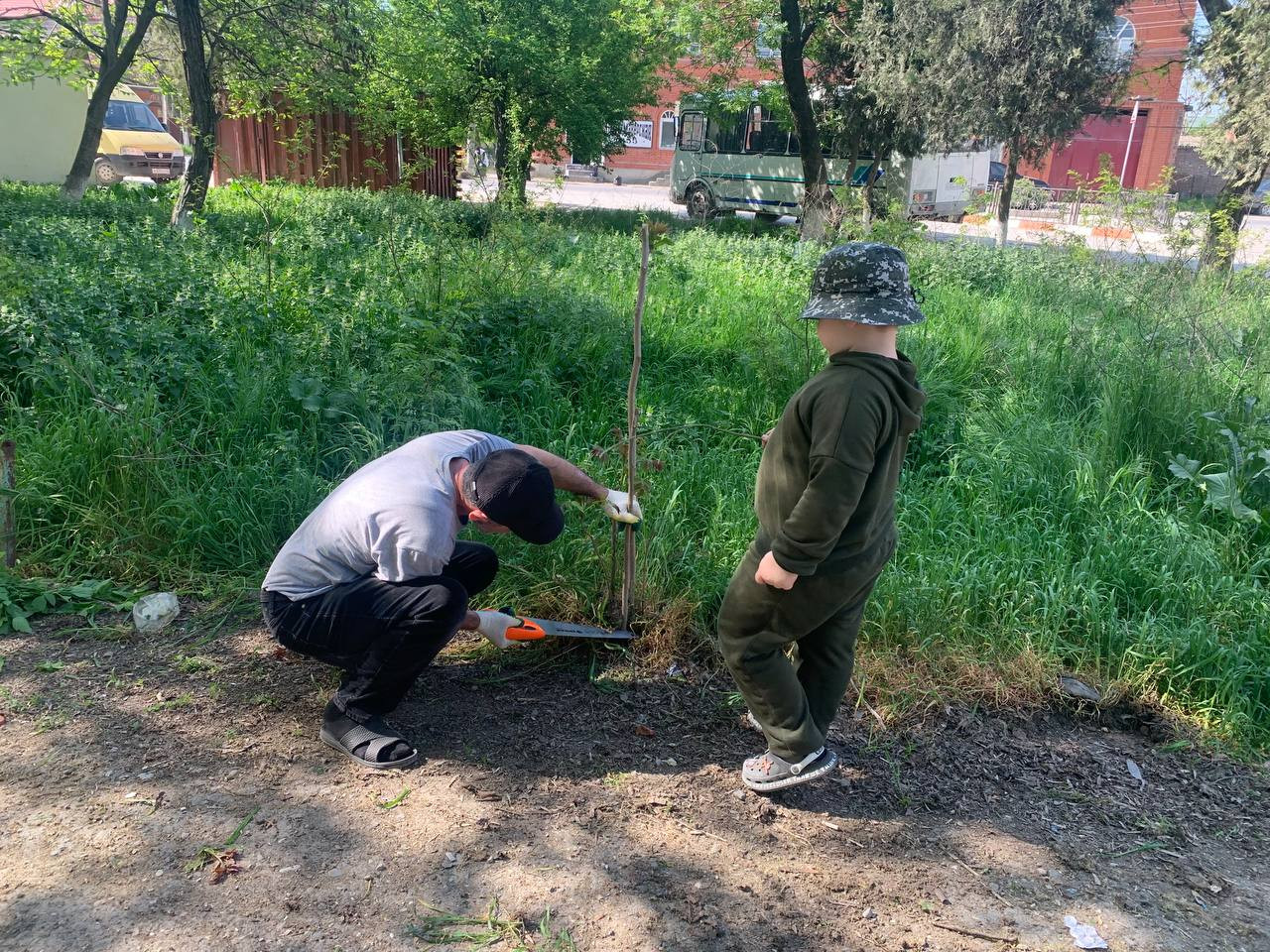 Субботник на привокзальной площади.