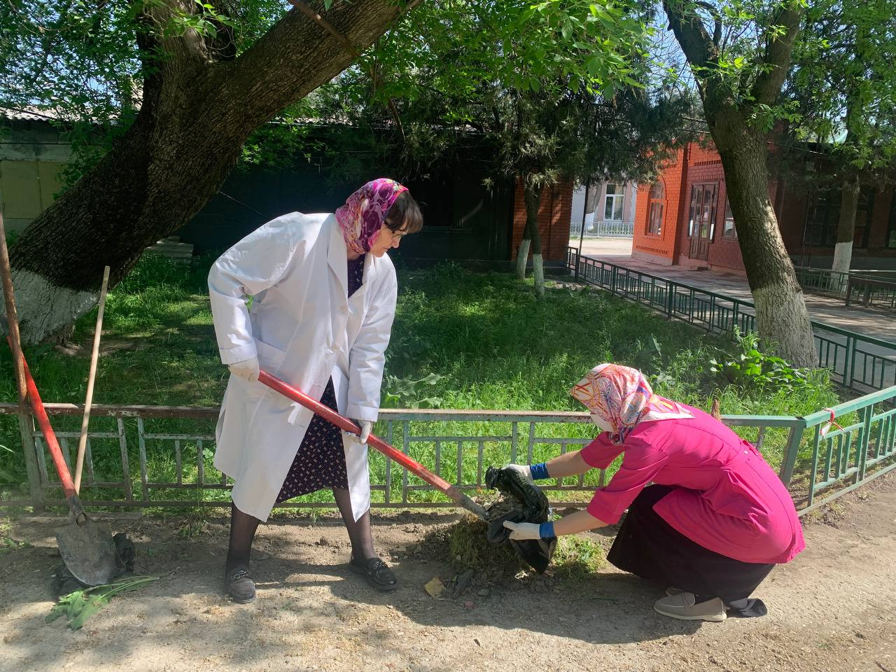 Субботник на привокзальной площади.