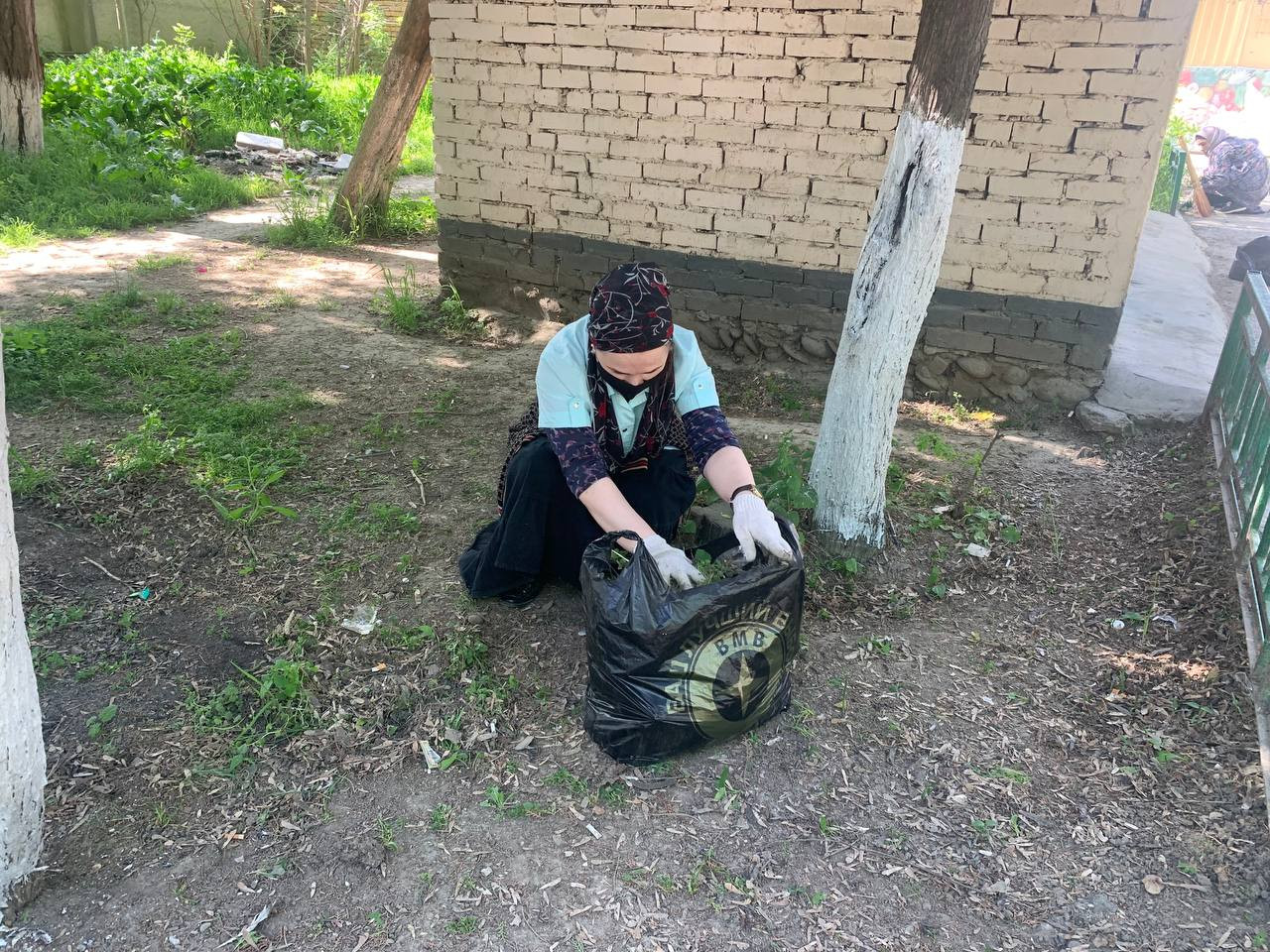 Субботник на привокзальной площади.