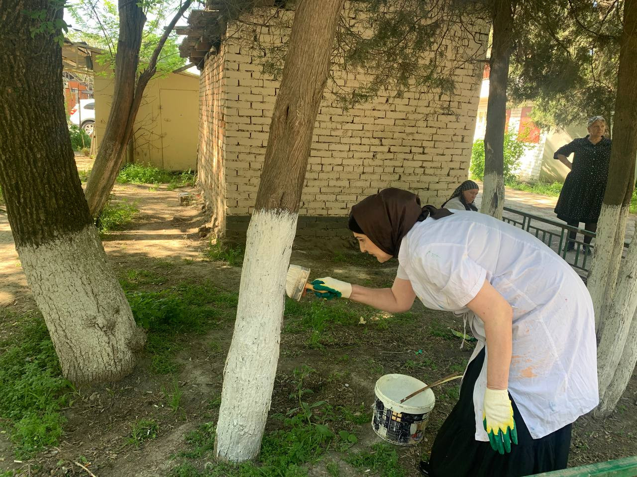 Субботник на привокзальной площади.