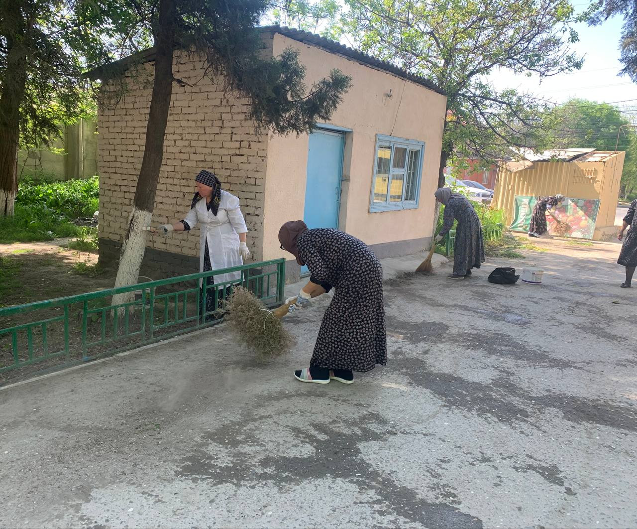 Субботник на привокзальной площади.