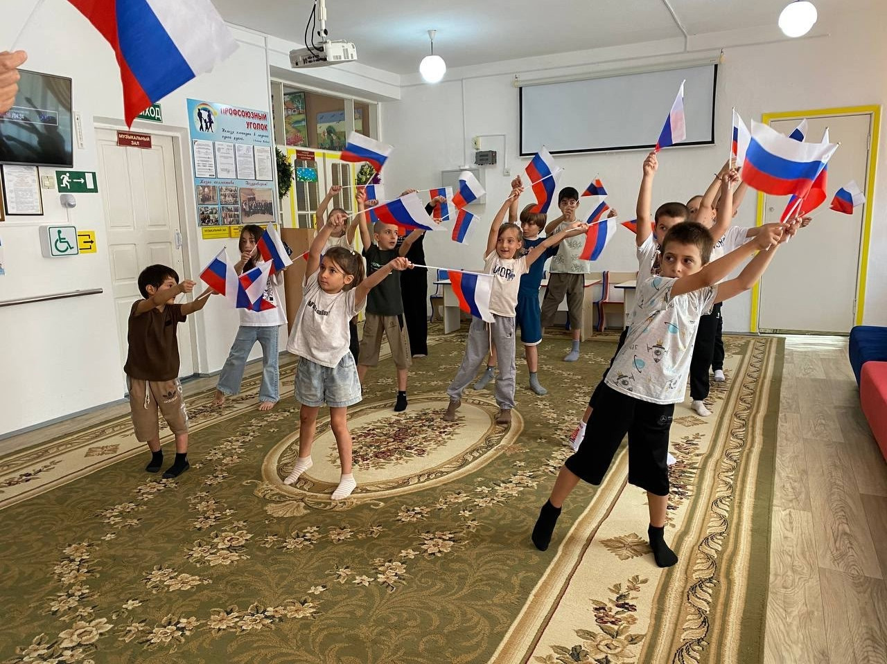 Флешмоб ,приуроченный ко Дню Флага Российской Федерации